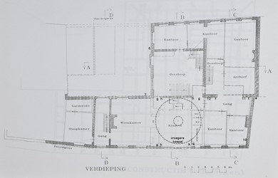 <p>Reconstructie van de locatie van de koepel uit 1850 ter plaatse van de verdiepingsplattegrond. [Jorien Kranendijk, historisch onderzoek, 1996]</p>
